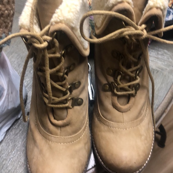 BUCCO SHERPA LINED BOOT Size 9. Buckle on the back for cuteness. 3” Cuff - Picture 5 of 8